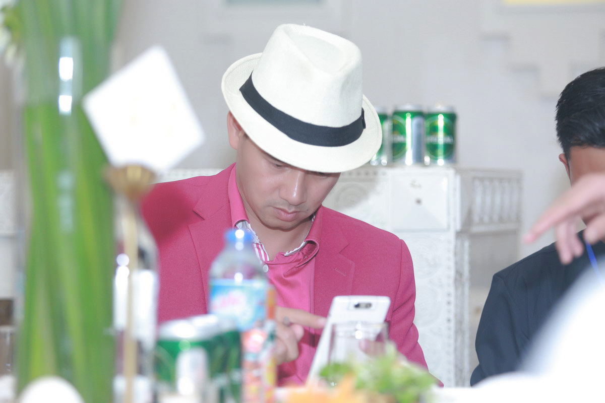 Nghệ sĩ hài Xuân Bắc nổi bật với vest hồng trong tiệc cưới của đồng nghiệp. Cùng với Tự Long, anh là người chứng kiến màn ký hợp đồng hôn nhân của hai vợ chồng MC Thành Trung.